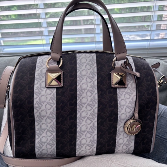 MK Shoulder Bag - Picture 1 of 5